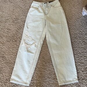 Stylish Lightwash Distressed Women Jeans